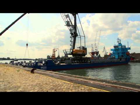 Liebherr crane delivery at new Pacorini Metals terminal