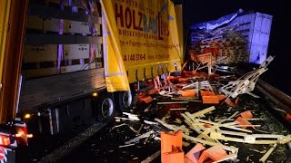 preview picture of video 'Auffahrunfall auf Autobahn A 7 / Werneck - Zwei Lkw-Fahrer verletzt'