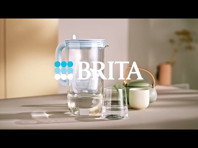 Vídeo relacionado con BRITA Jarra de cristal azul (2,5L) incl. 3x filtro MAXTRA PRO All-in-1 Jarra de cristal de diseño premium con tapa abatible de fácil llenado e indicador, que reduce la cal, el cloro y las impurezas