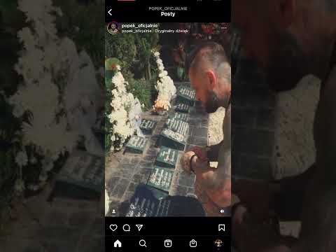 POPEK WCIĄGA KRESKĘ NA GROBIE PABLO ESCOBARA