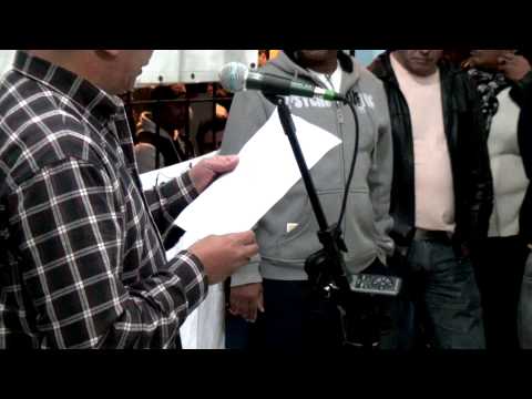 Sergio Vaz recita o poema Somos nós no Sarau da Cooperifa