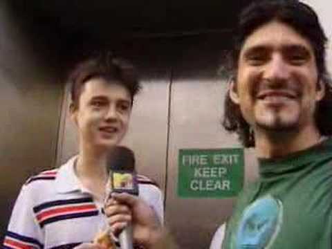 Pete Doherty queues for Oasis album