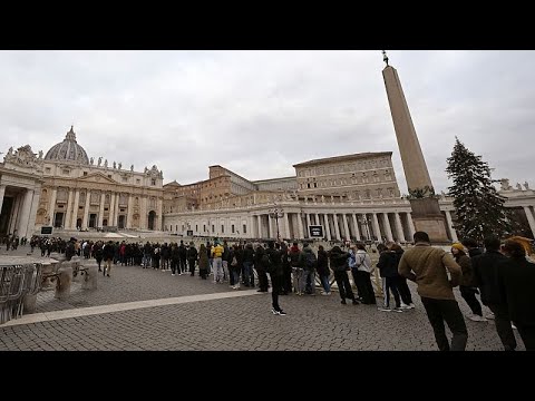 شاهد مؤمنون يتوافدون لإلقاء النظرة الأخيرة على جثمان البابا بنديكتوس في الفاتيكان