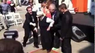 93-year-old Wizard Of Oz munchkin Jerry Maren sings the Lollipop Guild song