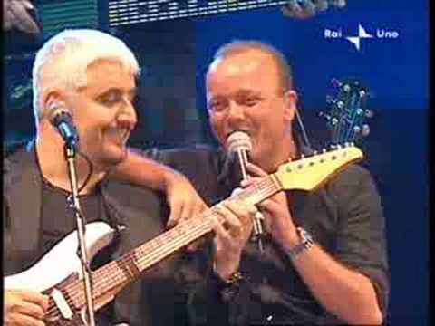 'O scarrafone Pino Daniele Gigi D'Alessio - Fischi per D'Alessio live Napoli 2008