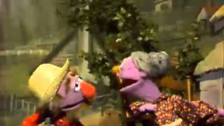 Classic Sesame Street - Song: &quot;There&#39;s a Hole in the Bucket&quot;