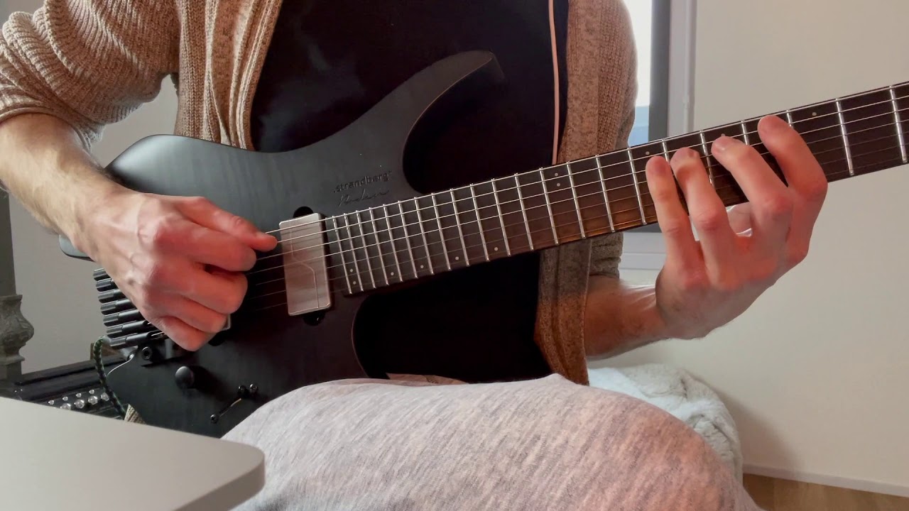 Roberto Barlocci playing a chromatic alternate picking lick on electric guitar