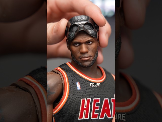 Vídeo relacionado con The Noble Collection Figura maleable Lebron James 19cm