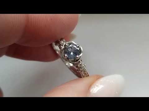Серебряное кольцо с Bluish Violet танзанитом 0.72ct (5.6мм) и фианитами, день. Размер 18.5