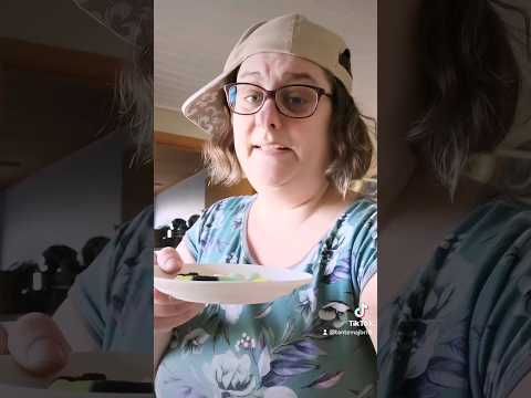 Jeg prøver tiktok trenden frossen slik - lidt underligt 🤔 mega hårdt slik. #comedy #funny