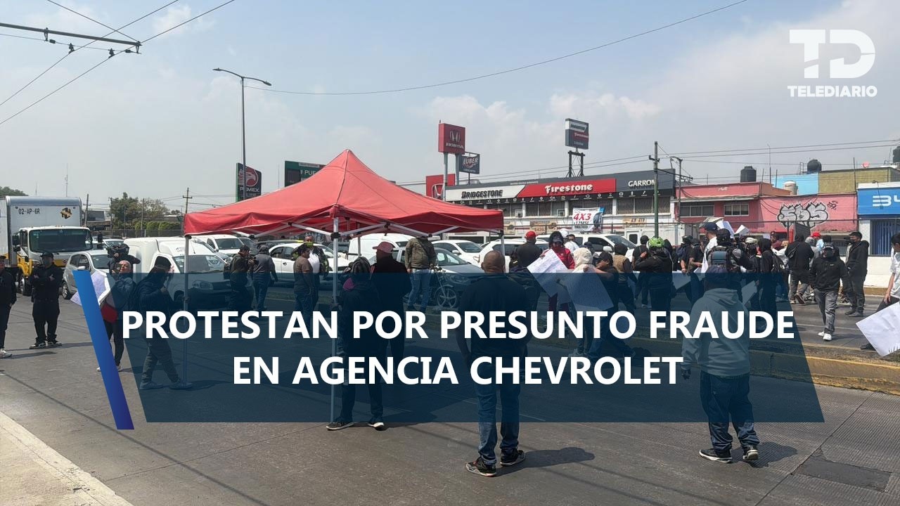 Manifestantes bloquean Circuito Interior por presunto fraude en agencia de carros