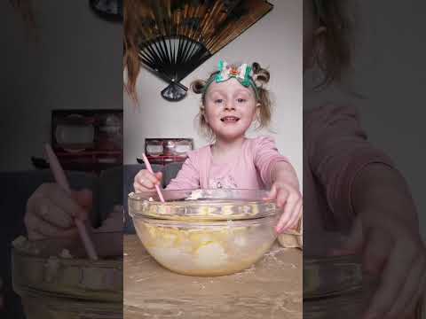 Marjorie Bakes Victoria sponge cake with strawberries