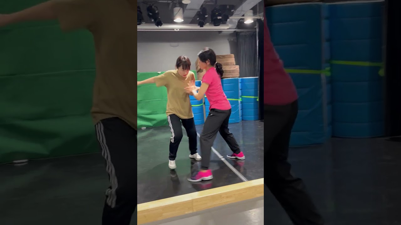 もみ合って机に倒れる・壁にぶち当たるリアクションに初挑戦