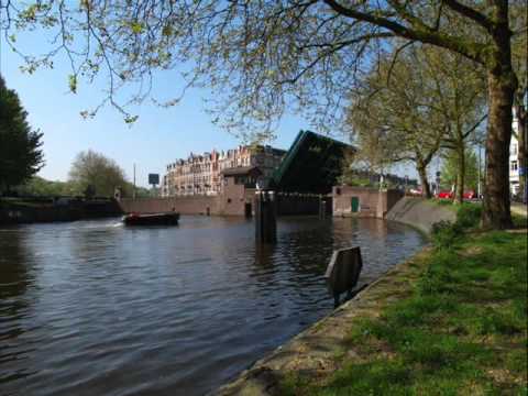 Passerende boot Singelgracht Amsterdam NL