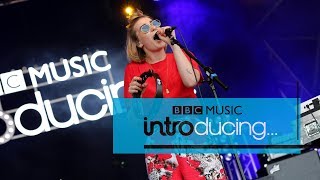 Fickle Friends - Glue (Reading + Leeds 2017)