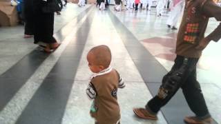 preview picture of video 'Masjid-e-Nabawi: A Cute baby walking first time in Masjid-e-Nabawi'