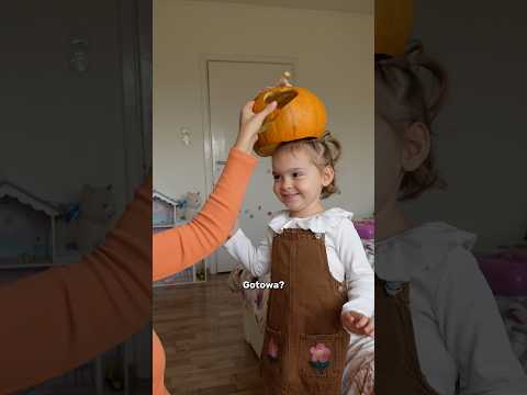 Przymierzamy nasze dynie i chyba są troche za małe 😂