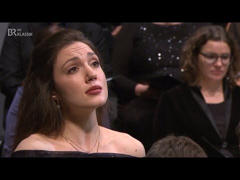 Το Pie Jesu από το Ρέκβιεμ του Gabriel Fauré [Γκαμπριέλ Φωρέ]. Το Pie Jesu [«Ευσπλαχνικέ Ιησού»] προέρχεται από την καταληκτική στροφή της Ακολουθίας [Sequentia] Dies Irae [«Ημέρα ὀργῆς»], αλλά ο Fauré το μελοποίησε ως αυτόνομο σολιστικό μέρος, καθιστώντας το μία από τις πιο χαρακτηριστικές στιγμές του έργου. Στο συγκεκριμένο απόσπασμα τραγουδάει η υψίφωνος Anna El-Khashem [Άννα Ελ-Χασέμ], υπό τη συνοδεία της Ραδιοφωνικής Ορχήστρας του Μονάχου [Münchner Rundfunkorchester] σε μουσική διεύθυνση του Peter Dijkstra [Πέτερ Ντάικστρα]. Ζωντανή ηχογράφηση στο Θέατρο του Αντιβασιλέως [Prinzregententheater] του Μονάχου, 2024.