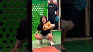 豪速球で内野グラブを型付けするギャル #shorts