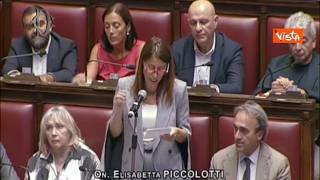 Protesta di Avs in Aula a Montecitorio, i deputati con le bende sugli occhi