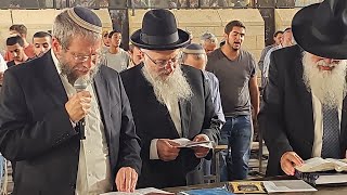 תפילה לרפואת החייל רועי חיים בן מירב בכותל המערבי (הרב שמואל אליהו) - התמונה מוצגת ישירות מתוך אתר האינטרנט יוטיוב. זכויות היוצרים בתמונה שייכות ליוצרה. קישור קרדיט למקור התוכן נמצא בתוך דף הסרטון