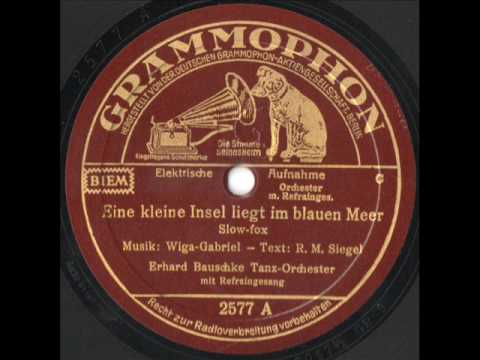 Eine kleine Insel liegt im blauen Meer