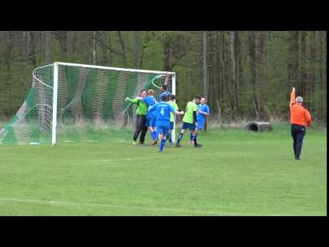 LZS Borkowice   Polonia Smardy 2017 04 23 karny obroniony przez Kołodzieja