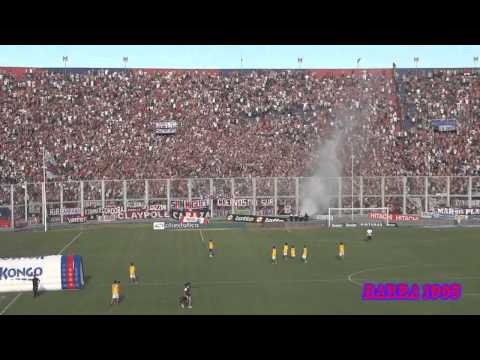"IMPRESIONANTE HINCHADA DE SAN LORENZO EN UN ENTRETIEMPO" Barra: La Gloriosa Butteler &bull; Club: San Lorenzo