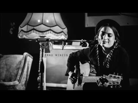 Frau Winzig Demos | Wie alles begann | „First Weekend“