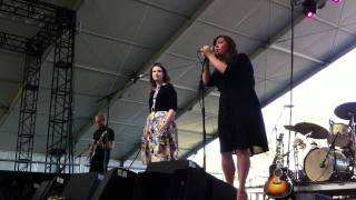 Secret Sisters sing &quot;My Heart Skips a Beat&quot; at Stagecoach