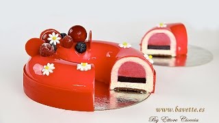 Tarta de chocolate blanco con frambuesa, arándanos, y glaseado espejo