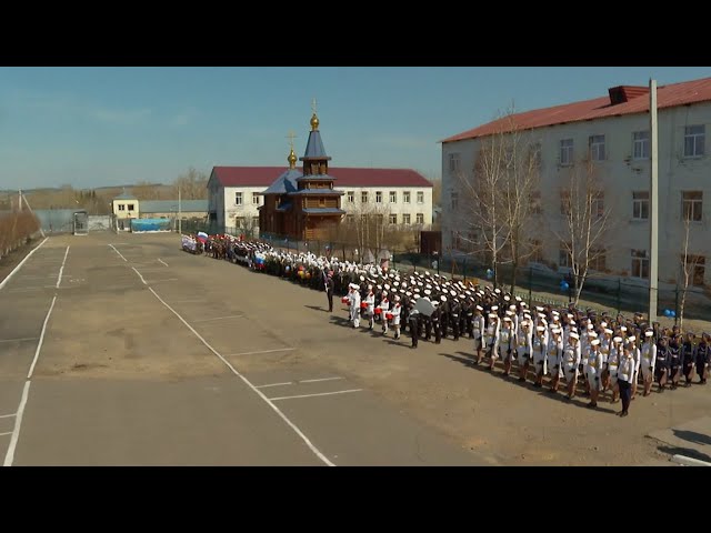 Патриотический праздник за колючей проволокой