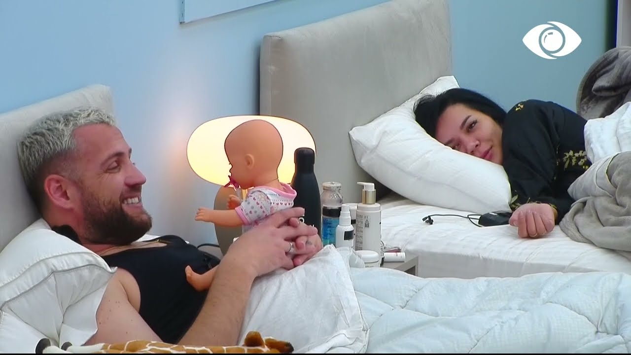 Efi dhe Luizi kujdesen për bebin