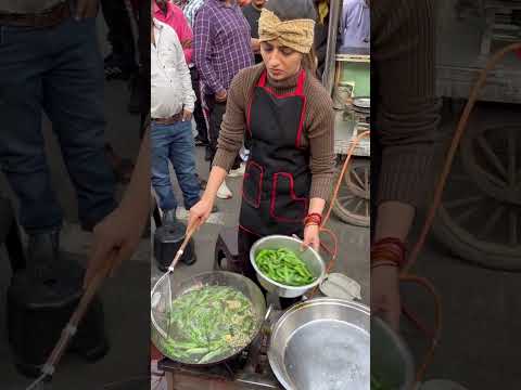 Angry Viral Vada Pao Girl Of Delhi | Beautiful girl is setting up a Vada Pao stall in Delhi 🫣🔥