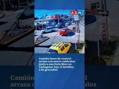Camión fuera de control arrasa con nueve vehículos junto a una feria libre en Cartagena