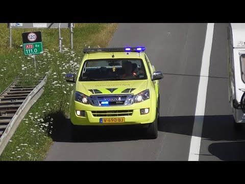 Rijkswaterstaat en Ambulance 08-113 met spoed naar ongeval letsel A73 Beuningen