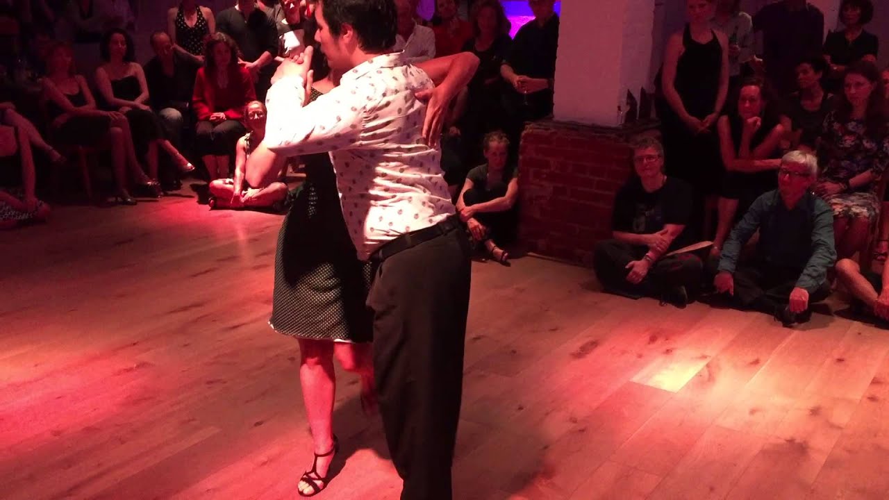 Celine Giordano y Alexis Quezada el abrazo 2015-09 2/4