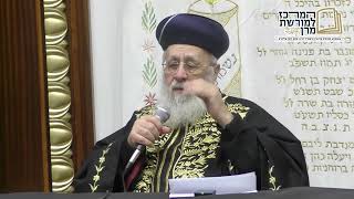 מרגש: מרן הרב יצחק יוסף בעצרת השבעה לגיסו הרב משה כהן שנפטר בקיצור ימים והשאיר עוללים רכים (מורשת מרן) - התמונה מוצגת ישירות מתוך אתר האינטרנט יוטיוב. זכויות היוצרים בתמונה שייכות ליוצרה. קישור קרדיט למקור התוכן נמצא בתוך דף הסרטון