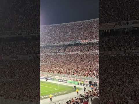 "Torcida do River Plate faz a festa no Monumental lotado (Mais de 83 mil pessoas) #shorts" Barra: Los Borrachos del Tablón • Club: River Plate