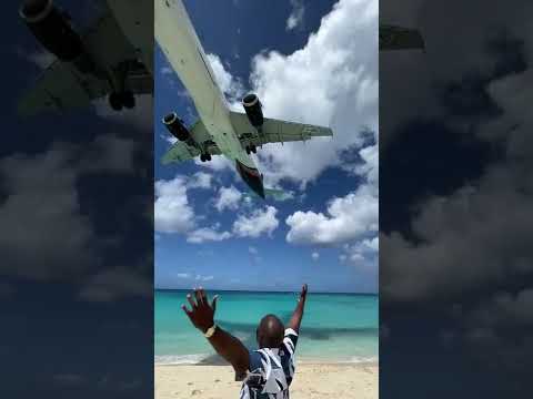 Would you go here? 📍 Princess Juliana International Airport/Maho Beach 🛬 🏖