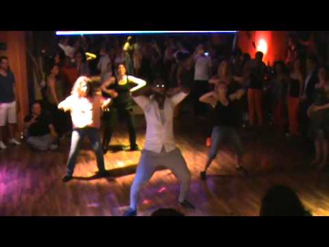 Einige Schüler der Reggaeton - Cubaton II Klasse der Latin Dance Academy