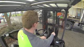 Vrachtwagen lossen met heftruck (GoPro)