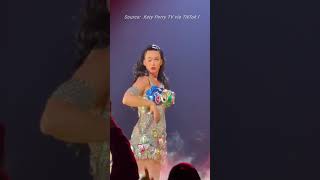 Katy Perry appears to suffer eye issue onstage