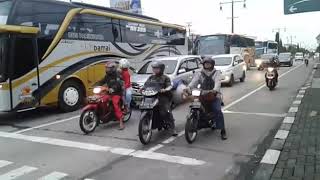 Download lagu Perang telolet bus damai.    Bat silver blue series super jetbus mp3