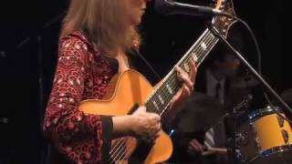 Diane Hubka - jazz vocalist / guitarist - Dindi