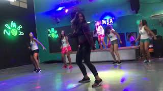 Todo comienza en la disco. Wisin