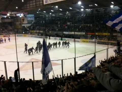 Die EVZ-Fans feiern die Halbfinal Qualifikation