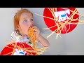 DONT GET A MESSY FACE!! Adley and Mom play Yeti in my Spaghetti 🍝 (new game review)