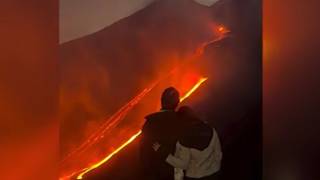Etna: le spettacolari immagini in presa diretta delle colate di lava filmate da turisti e curiosi