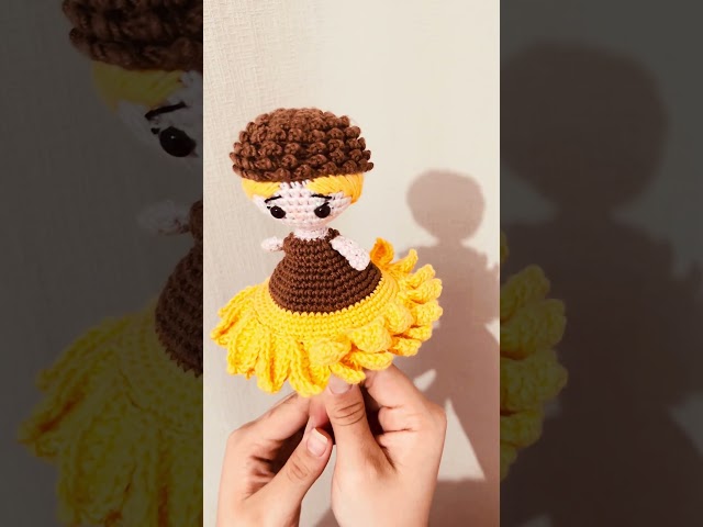 Vídeo relacionado con Muñeca de Girasoles Positivo con un Mensaje Positivo en Español | Regalos Girasol y Divertido para Mujer con Amuletos de la Suerte y Cofre del Tesoro | Idea para Cumpleaños, Amiga, Niña | Peluche Moti